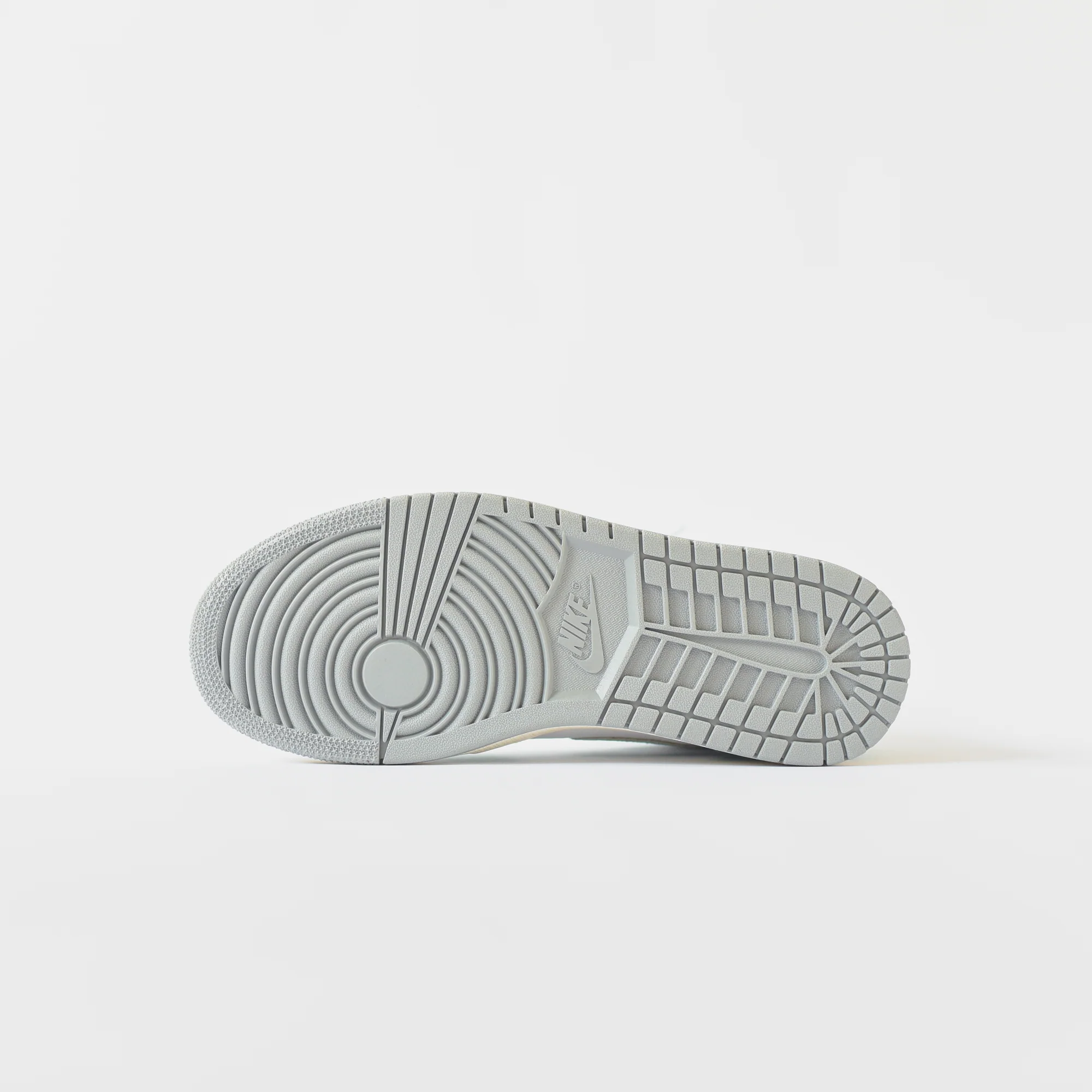 1027-nike-gs-air-1-retro-high-og-1.webp