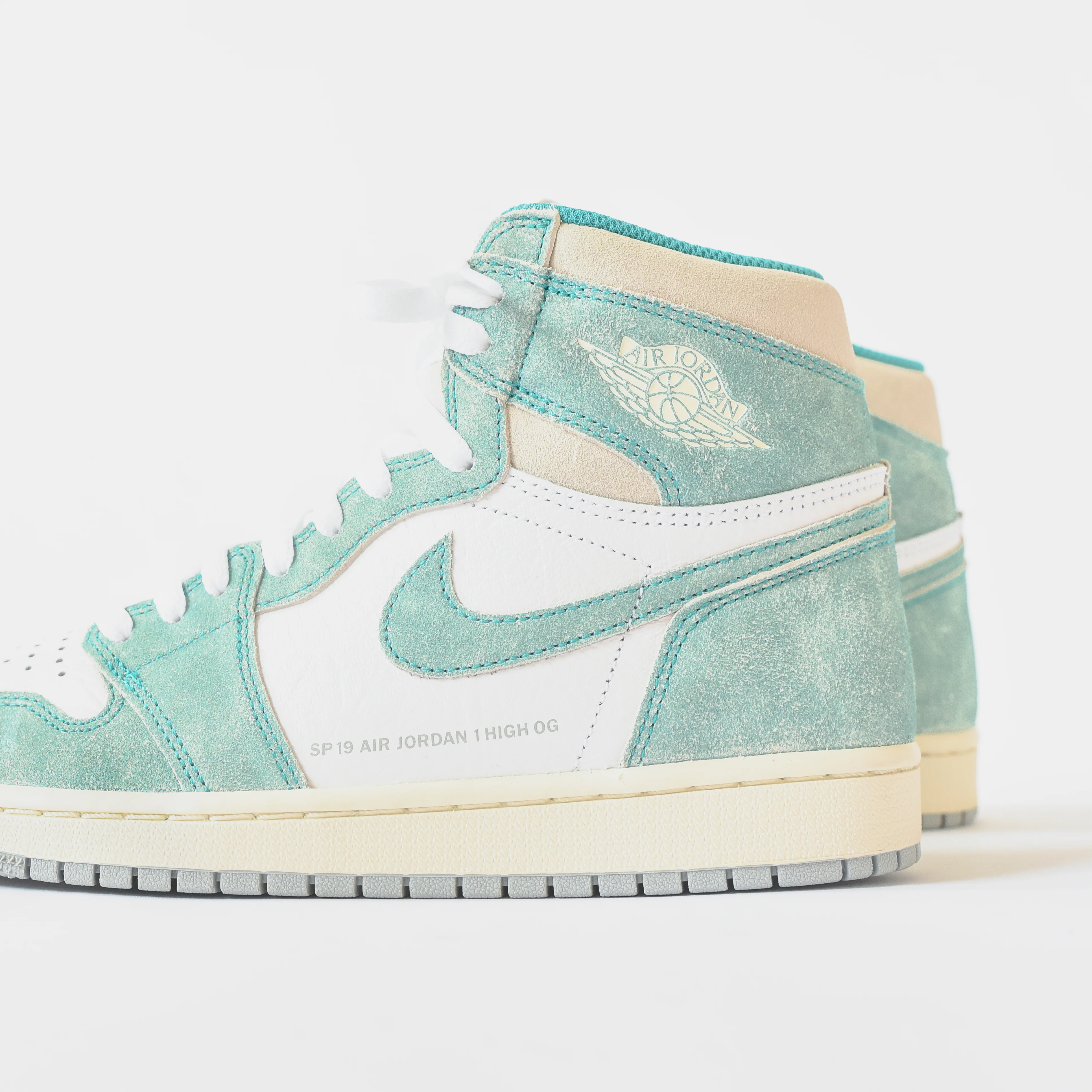 1027-nike-gs-air-1-retro-high-og-1.webp