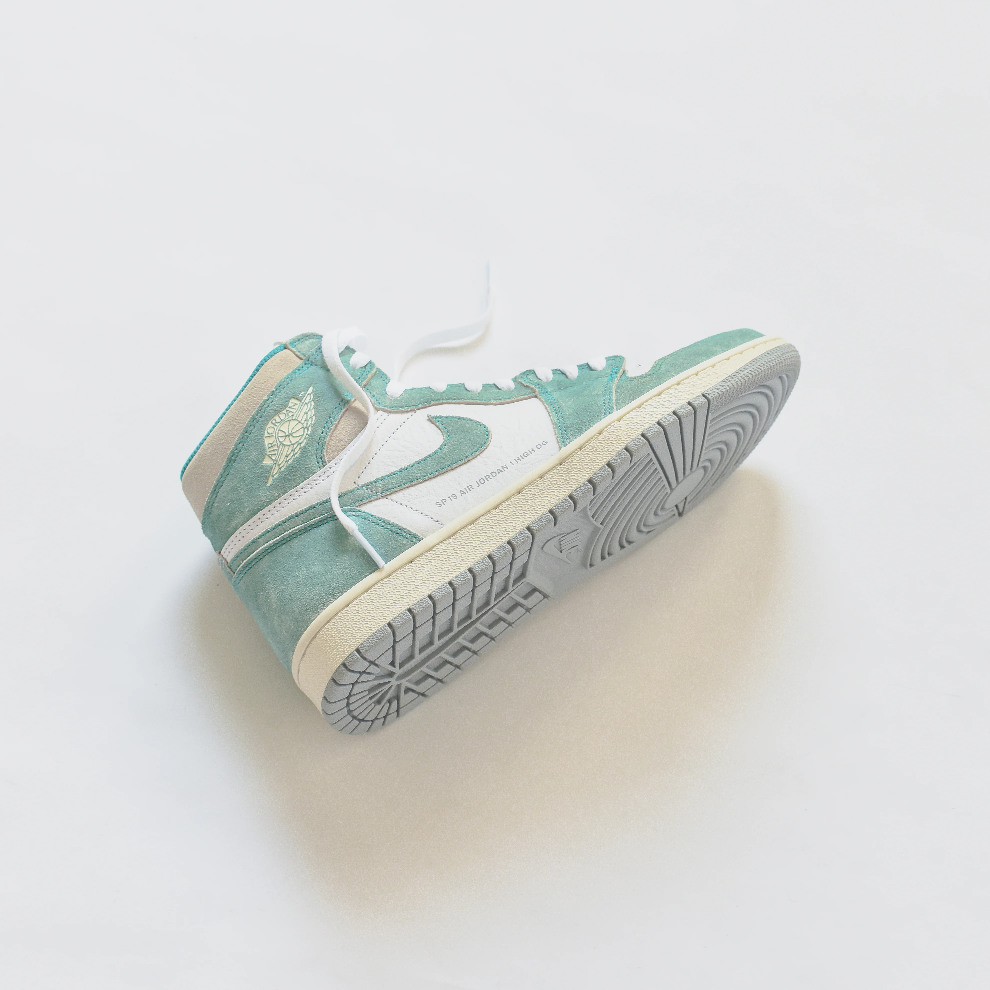 1027-nike-gs-air-1-retro-high-og-1.webp