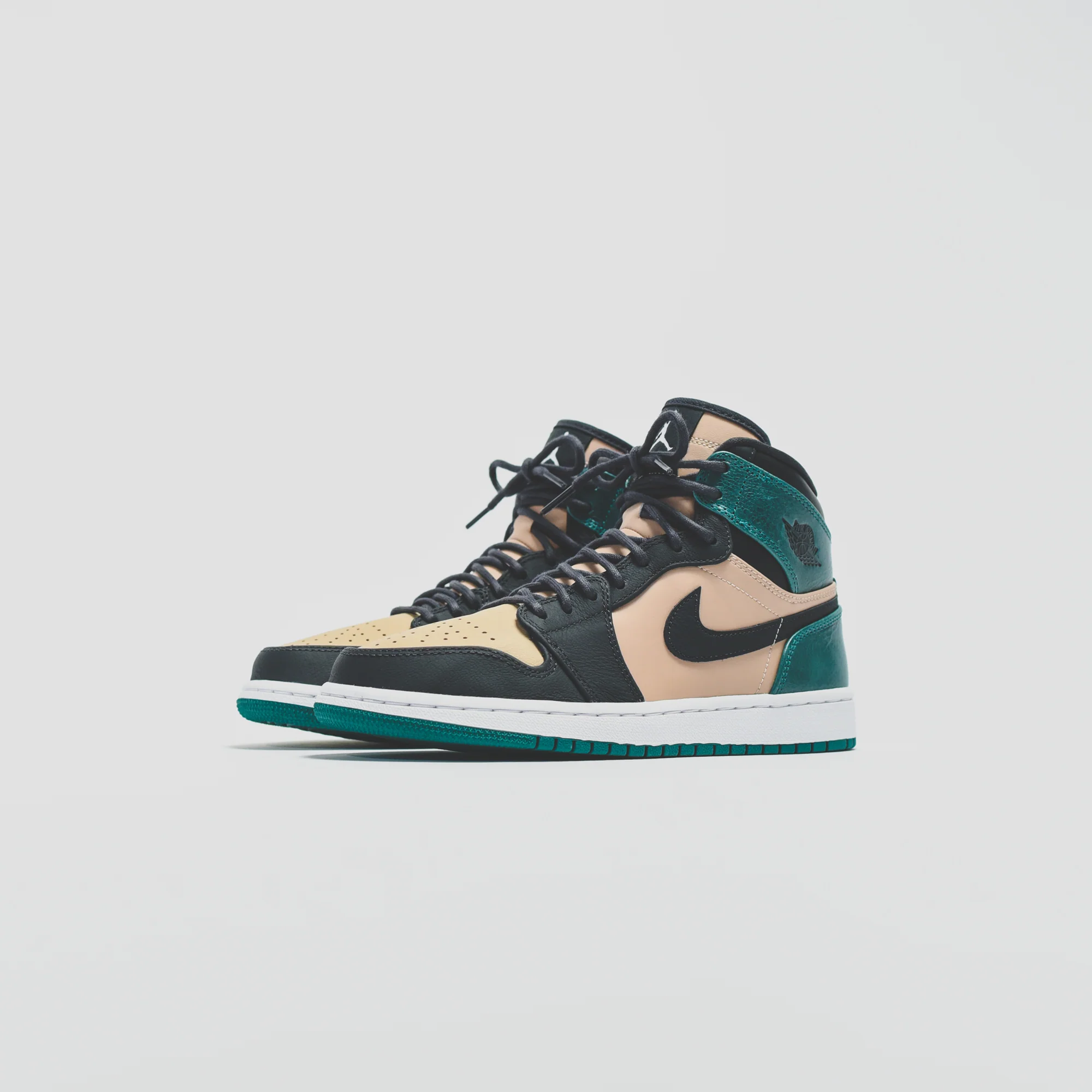 1228-nike-wmns-air-1-high-premium-1.webp