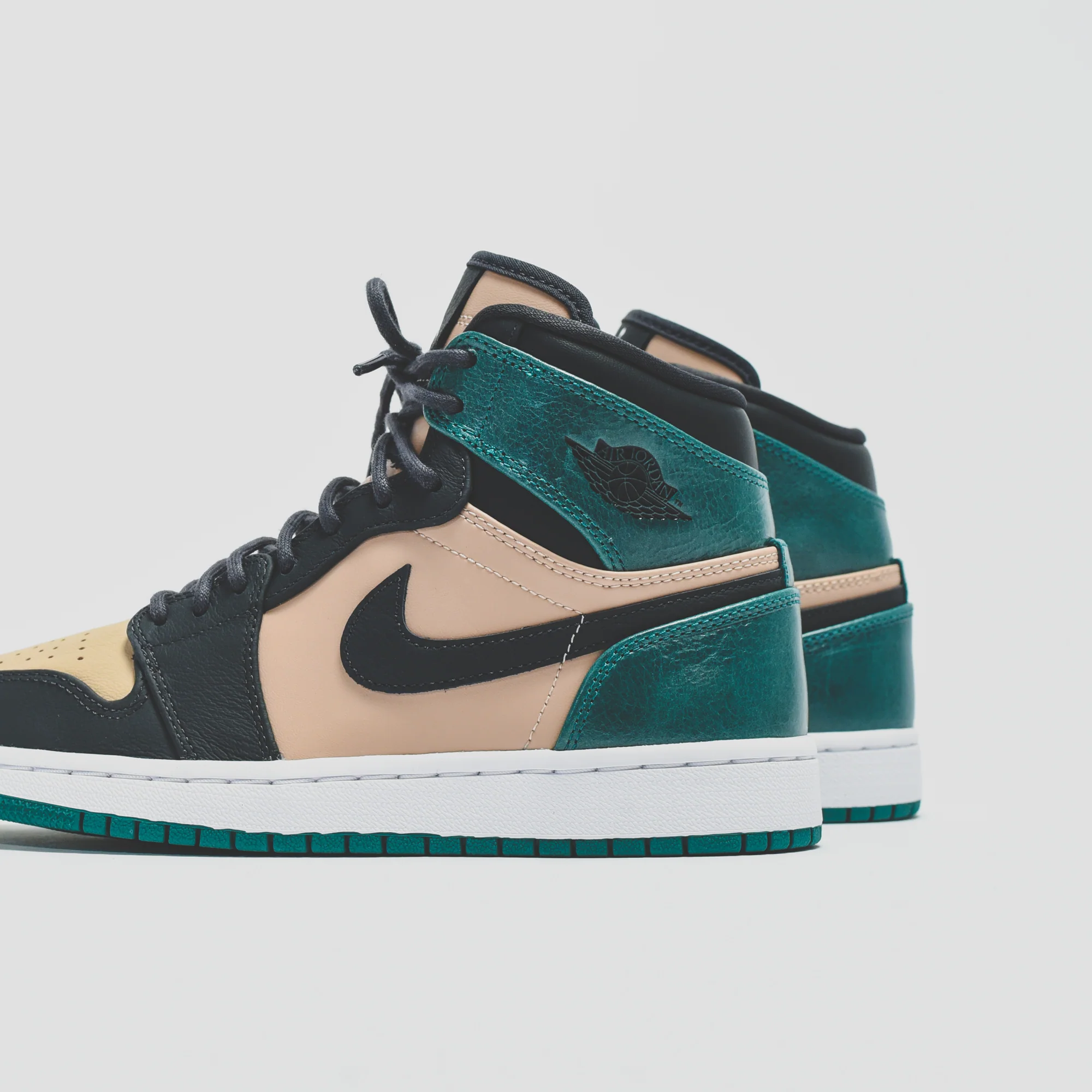 1228-nike-wmns-air-1-high-premium-1.webp