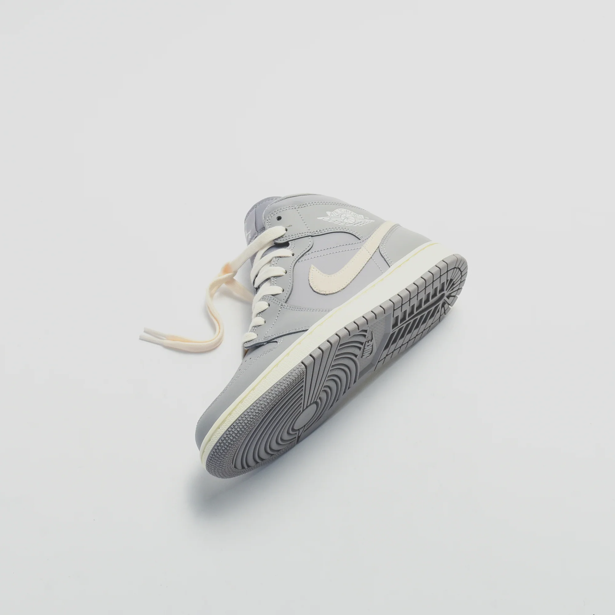 Nike WMNS Air  1 Mid