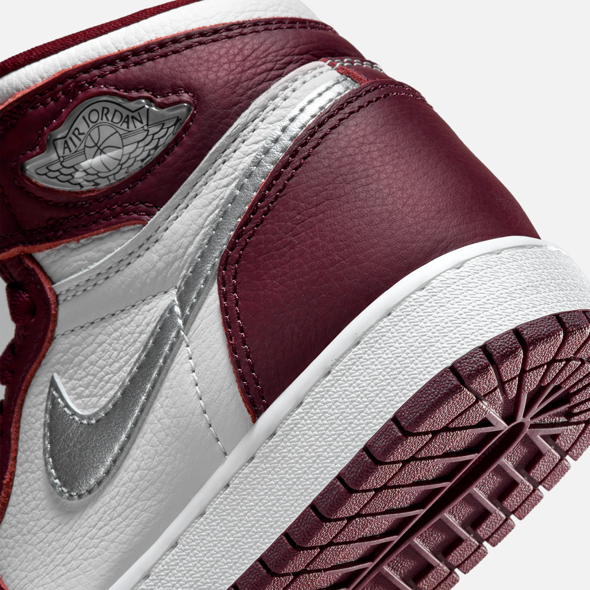 3265-nike-grade-school-1-retro-high-og-1.webp